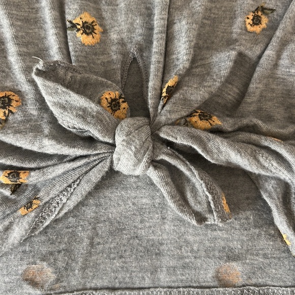 Sunflower pattern front pocket front tie t-shirt - Picture 4 of 5